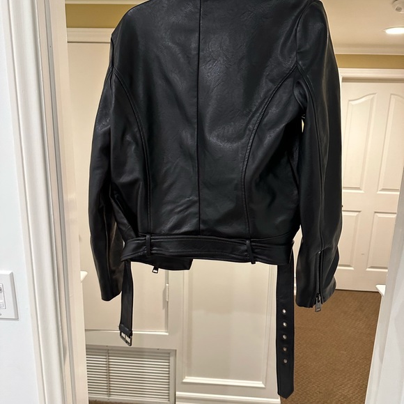 Hip length leather jacket with belt - Picture 2 of 3